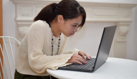 【健康コラム】デスクワークで肩こりが治らない方へ｜実は「座りっぱなし」が大きく関係していることがあります