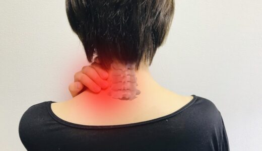 首の痛みが治らない！痛みの期間や原因・改善する方法を解説