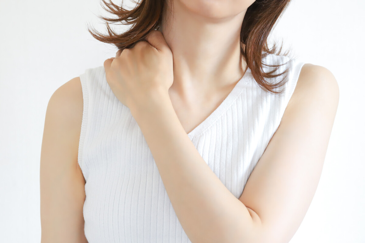 肩に手を添える女性の写真